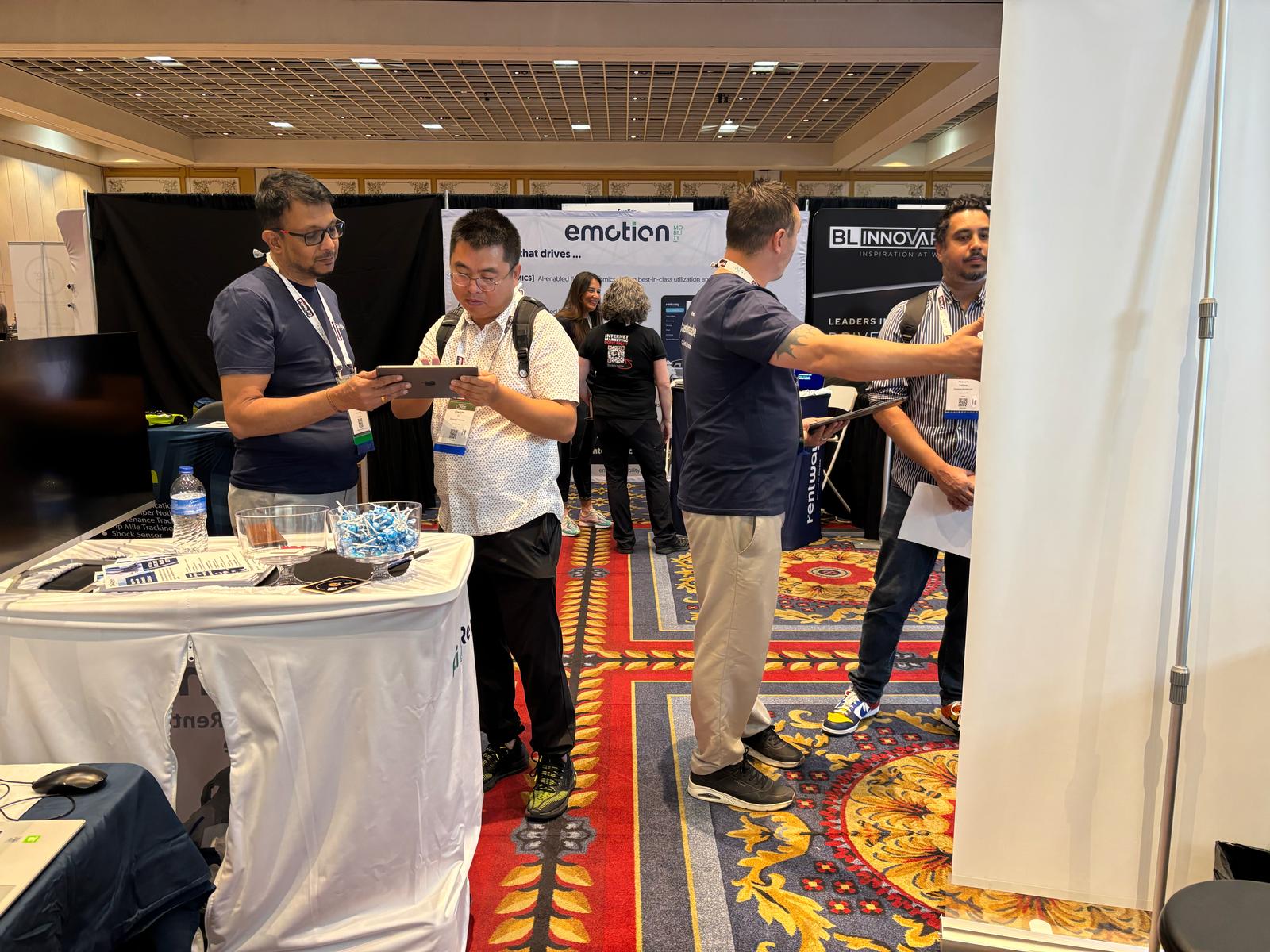Client discussion at AiRentoSoft event table